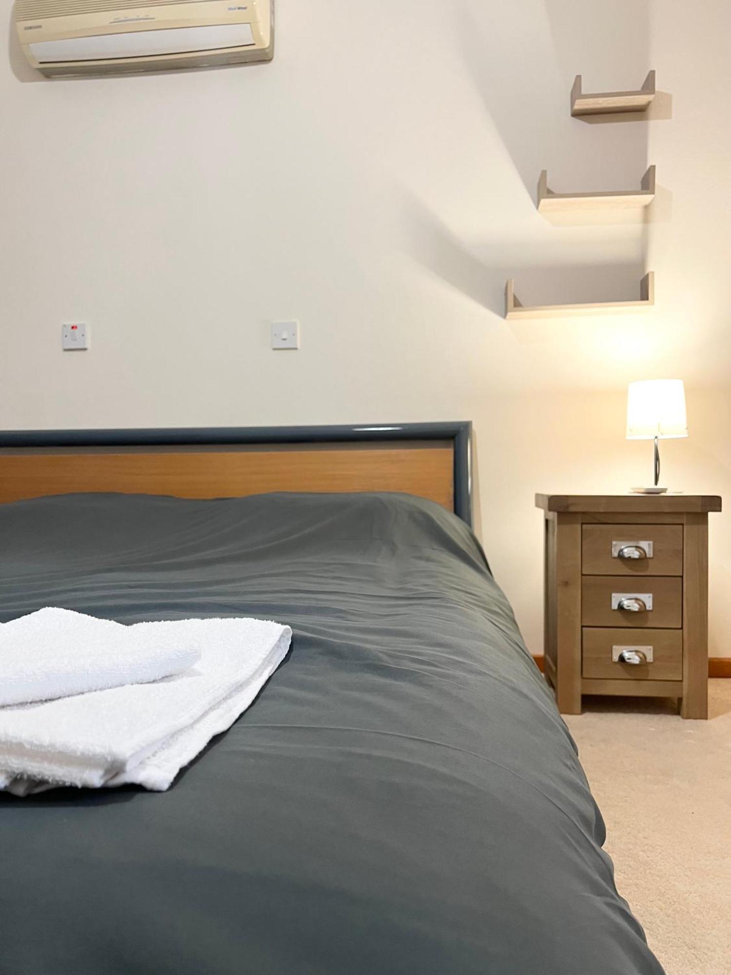 212 Apartment, A 2-Bedroom Escape Paphos Buitenkant foto